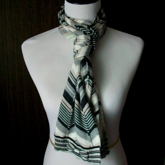 Gap Black White Chevron Pattern Knit Scarf - Picture 2 of 6